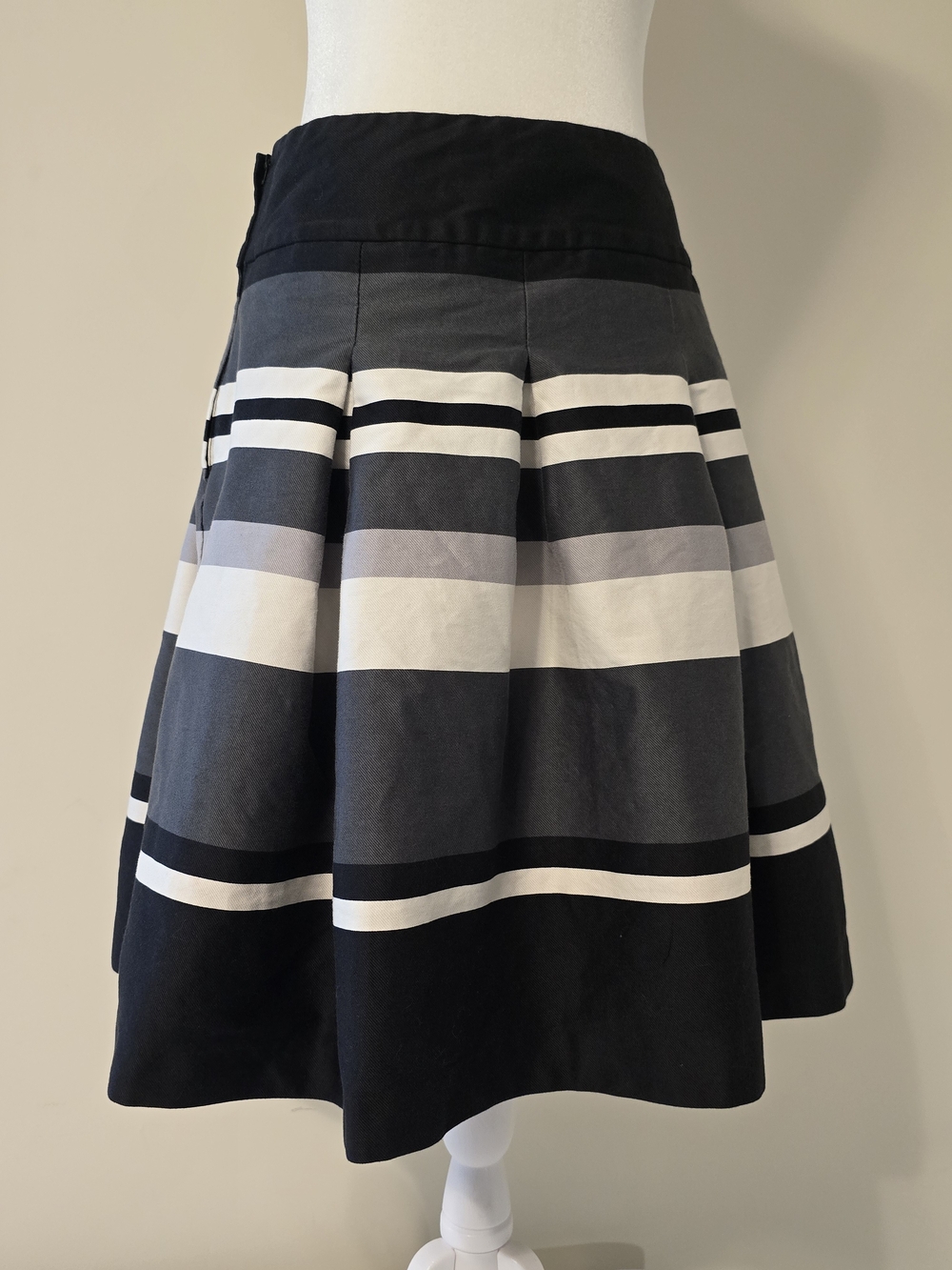 H&M Striped Black, White and Gray Pleated A-Line Skirt Size 8